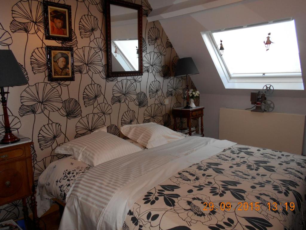 迪斯特阁楼住宿加早餐旅馆的一间卧室配有一张华丽壁纸床