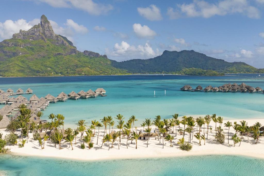 波拉波拉Westin Bora Bora Resort & Spa的四季度假村欺骗岛的海滩空中景观