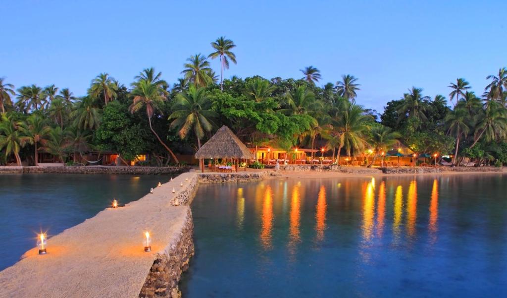 Toberua托伯岛度假酒店的海滩,晚上有度假村和棕榈树
