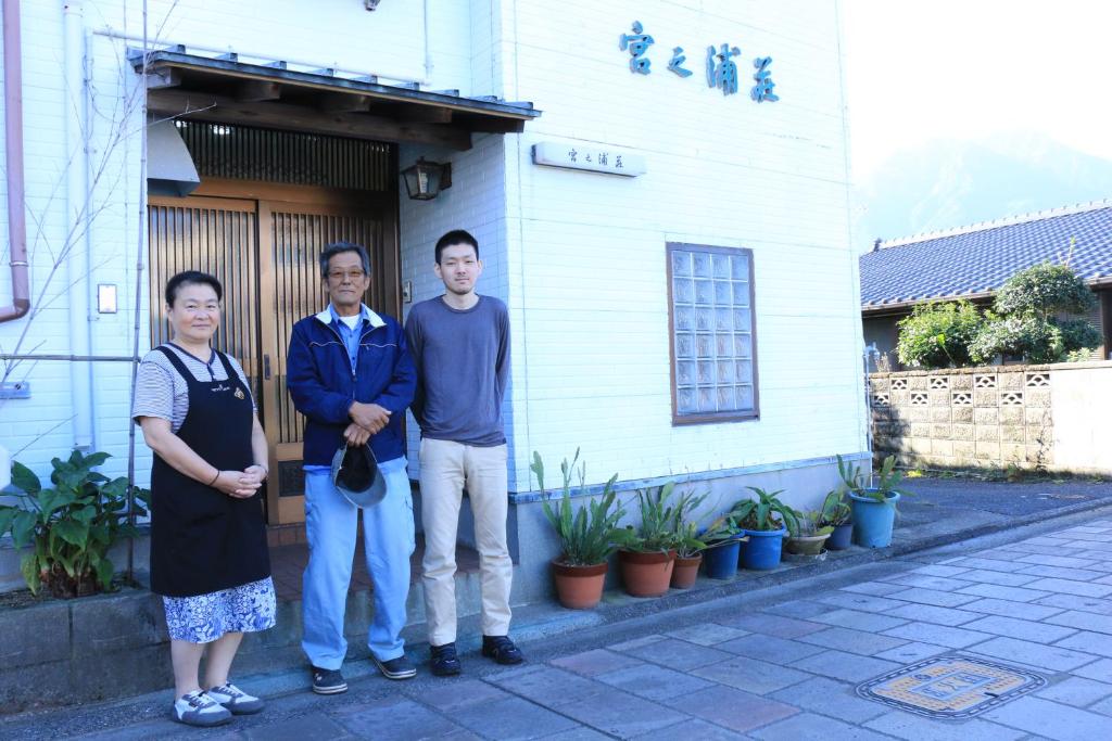 屋久岛宫之浦索日式旅馆的三人站在房子前面