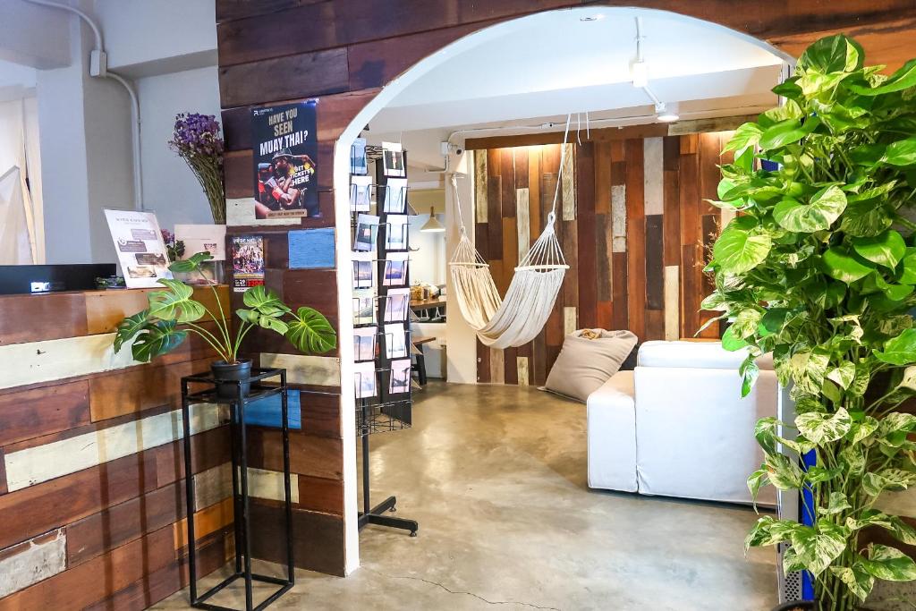 曼谷Qilombo Hostel Silom - HQ的带沙发和吊床的客房