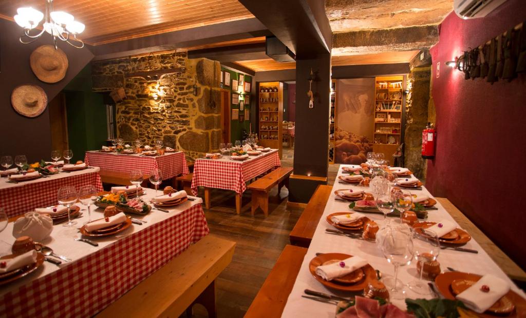 塞亚Casas do Terreiro的一间设有餐桌和盘子的餐厅