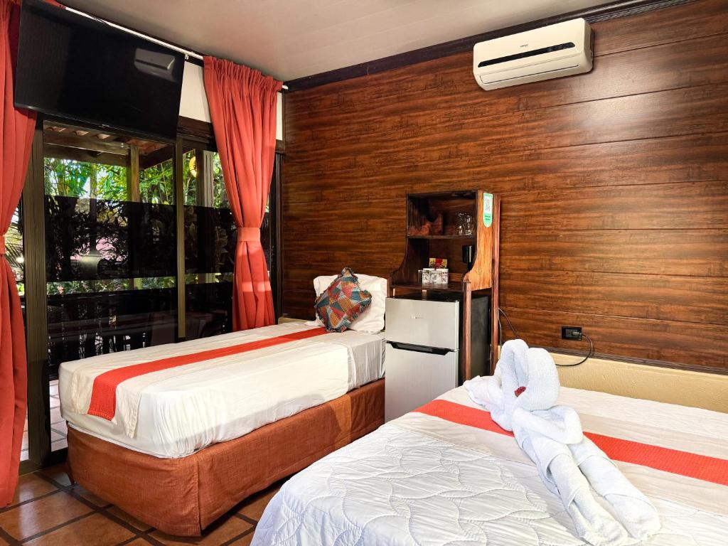 Hotel Heliconias Nature Inn &amp; Hot Springs客房内的一张或多张床位