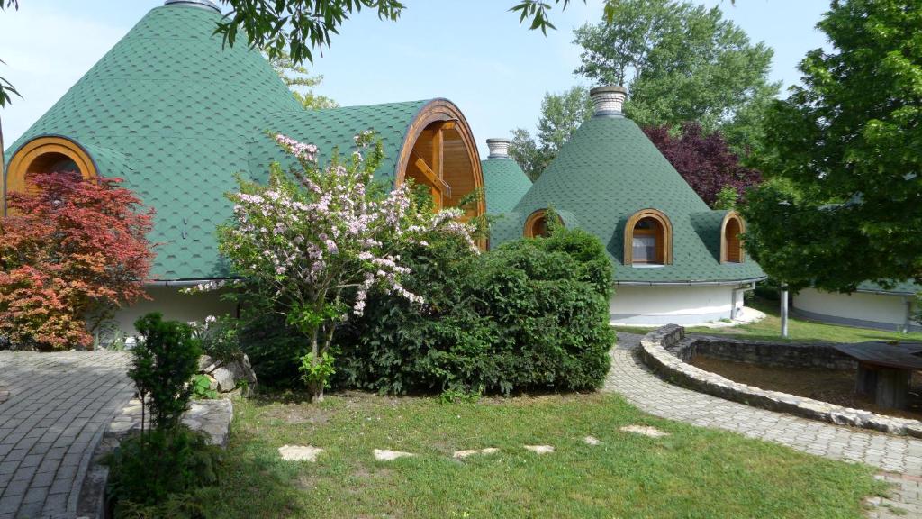 鲍洛托努德沃里Gesztenye Nyaralópark的绿色屋顶和花园的房子