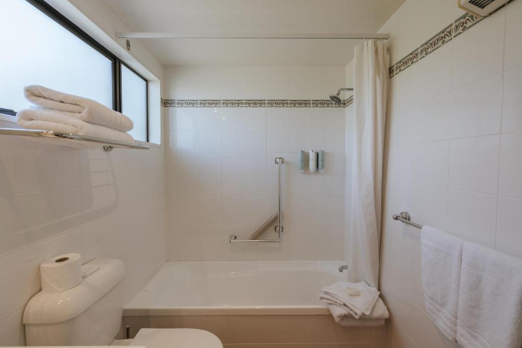 Edgewater Hotel的一间浴室