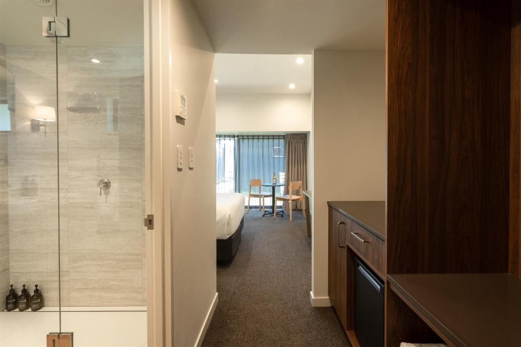 Edgewater Hotel的一间浴室
