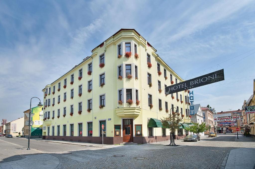 俄斯特拉发布里奥尼精品4*酒店的前面有路标的白色建筑