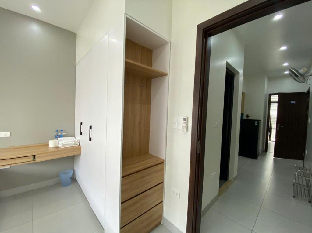 海防Chuỗi căn hộ Space Apartment & Homestay tại Vinhomes Marina Hải Phòng的一间设有门厅和镜子的房间