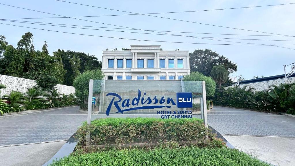 钦奈Radisson Blu Hotel & Suites GRT Chennai的白色建筑前的标志