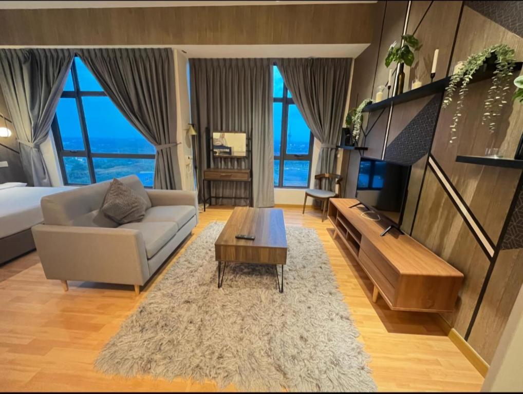 Telok BaruUmi Studio Imperium Residence的带沙发和电视的客厅