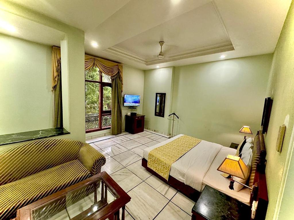 新德里GTB Florence Inn, 2min walk from Karol Bagh Metro的一间带两张床的卧室和一台电视