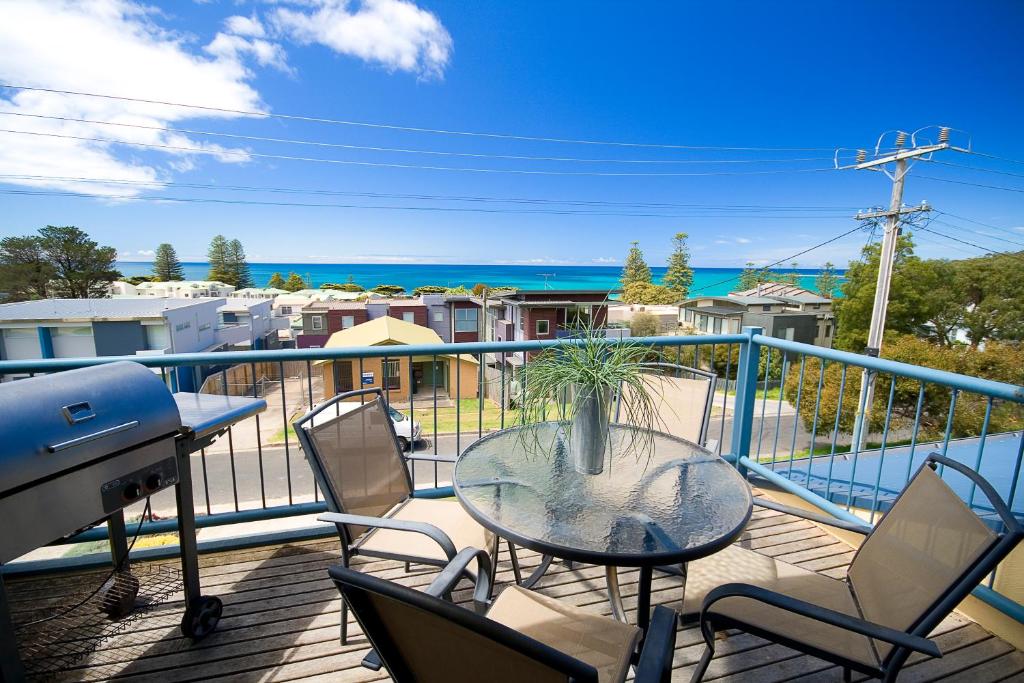 洛恩洛恩海洋阳光公寓的一个带桌椅的海景阳台