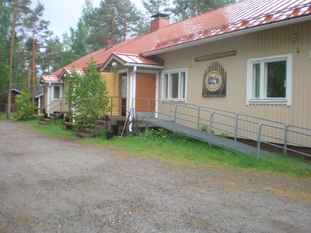 KivijärviKoirasalmen Luontotupa的前面有一条土路的房子