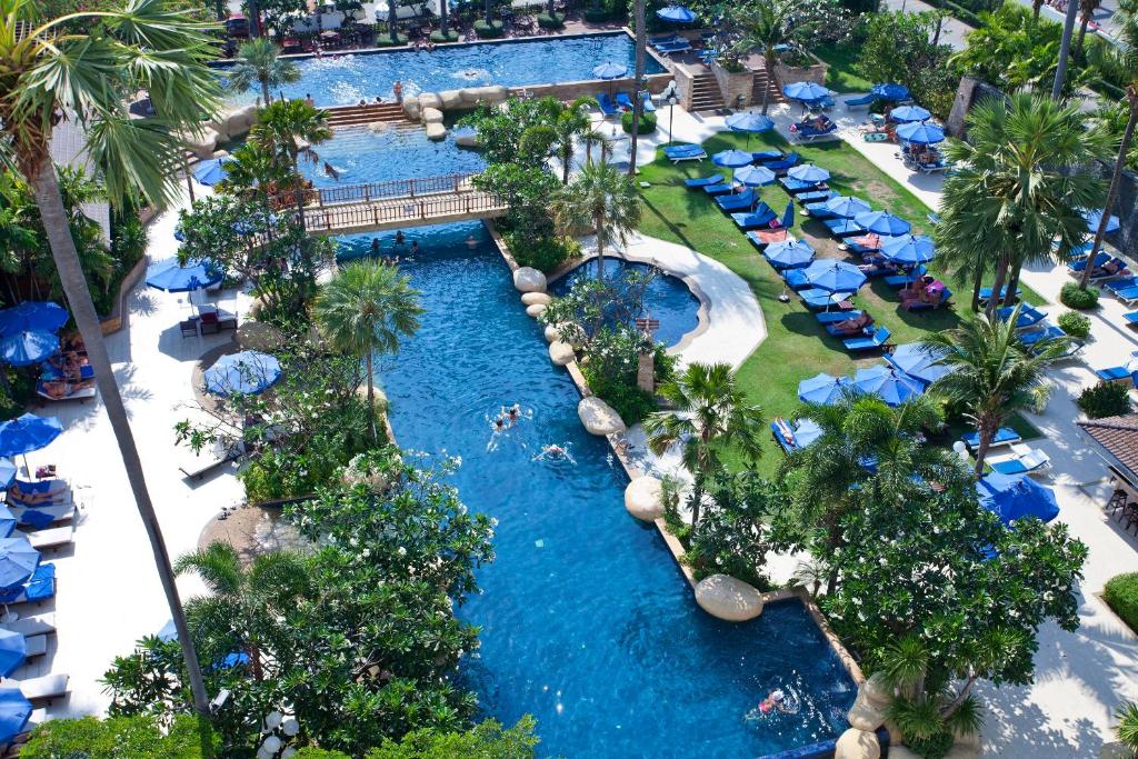 乔木提恩海滩乔木提恩棕榈滩度假酒店 - SHA Extra Plus的享有度假村游泳池的空中景致