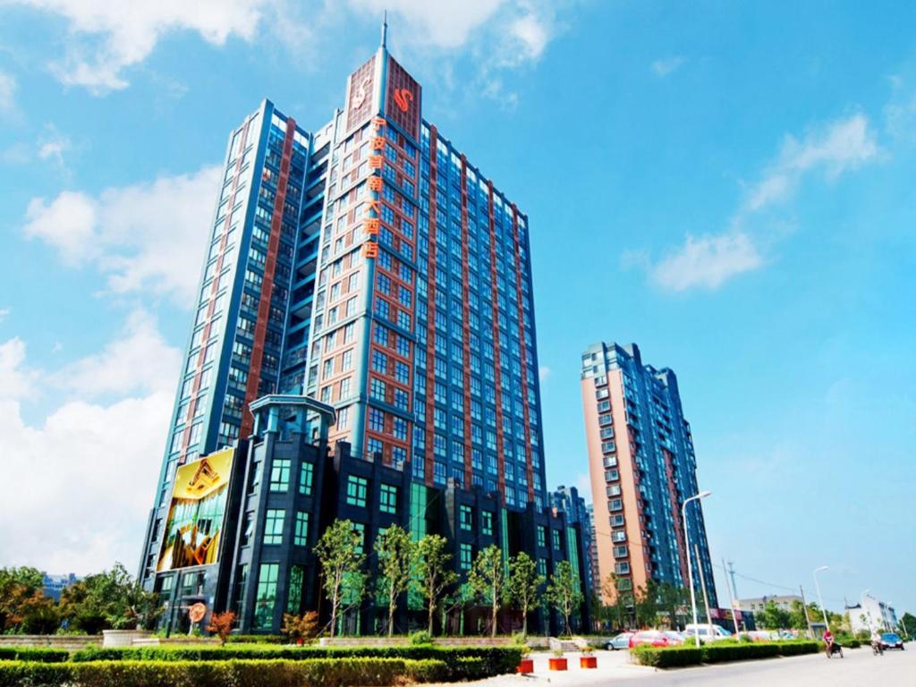 宁波Ningbo ShouNan Hotel的一座大型建筑,两座高楼