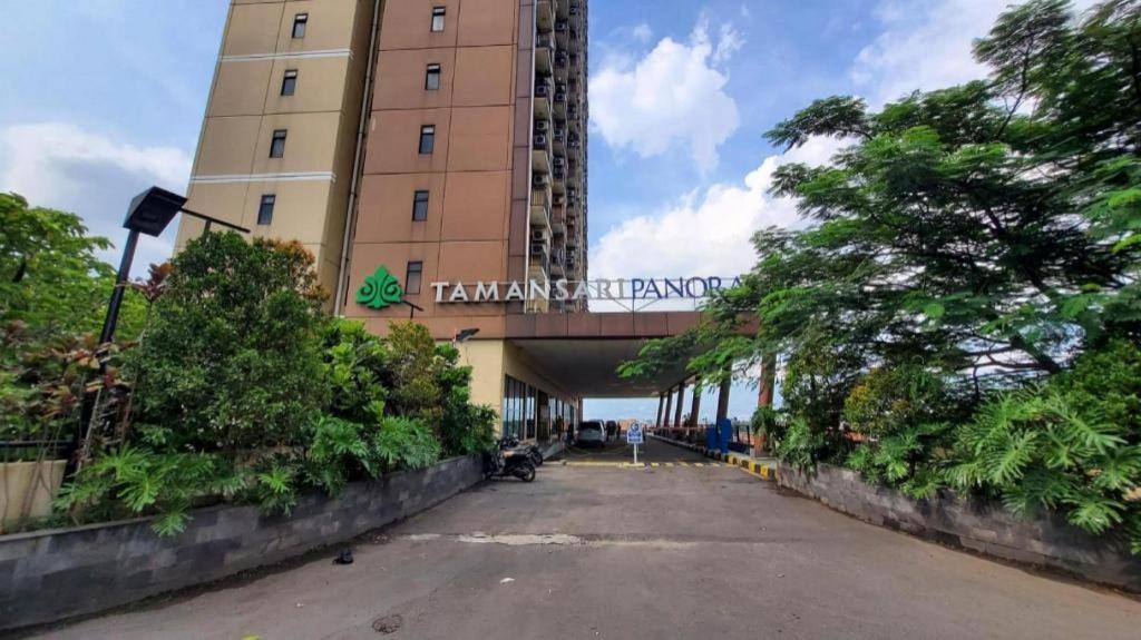 万隆Capital O 93708 Tamansari Panoramic Apartment的大楼前空的街道