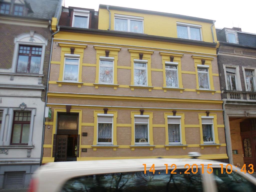 克滕莱曼旅馆 的城市街道上一座黄色建筑,设有白色窗户