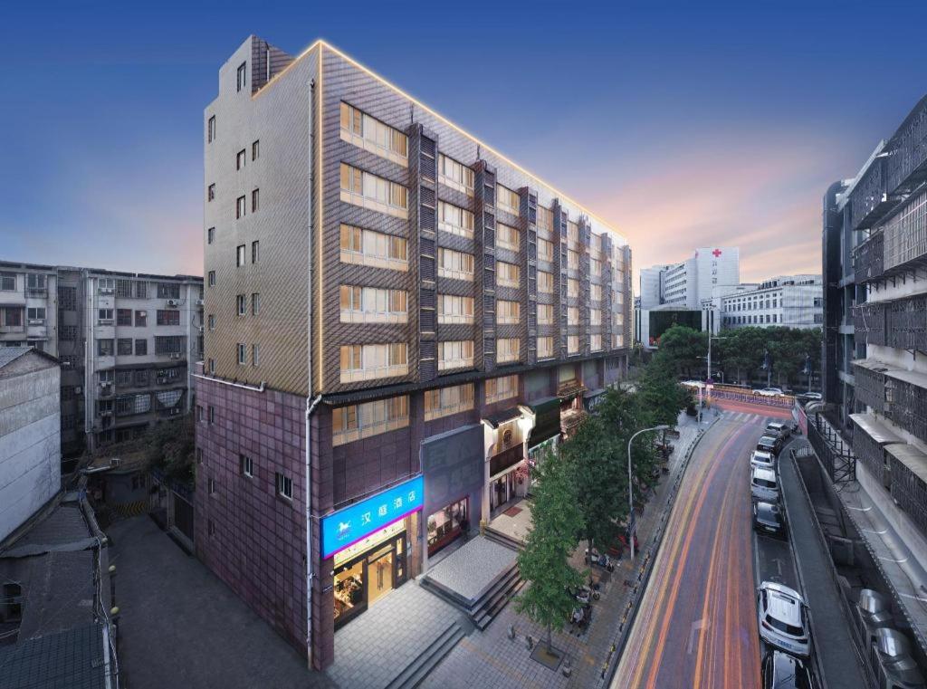 长沙Hanting Hotel Changsha Yuelu Juzizhou的城市中心高楼