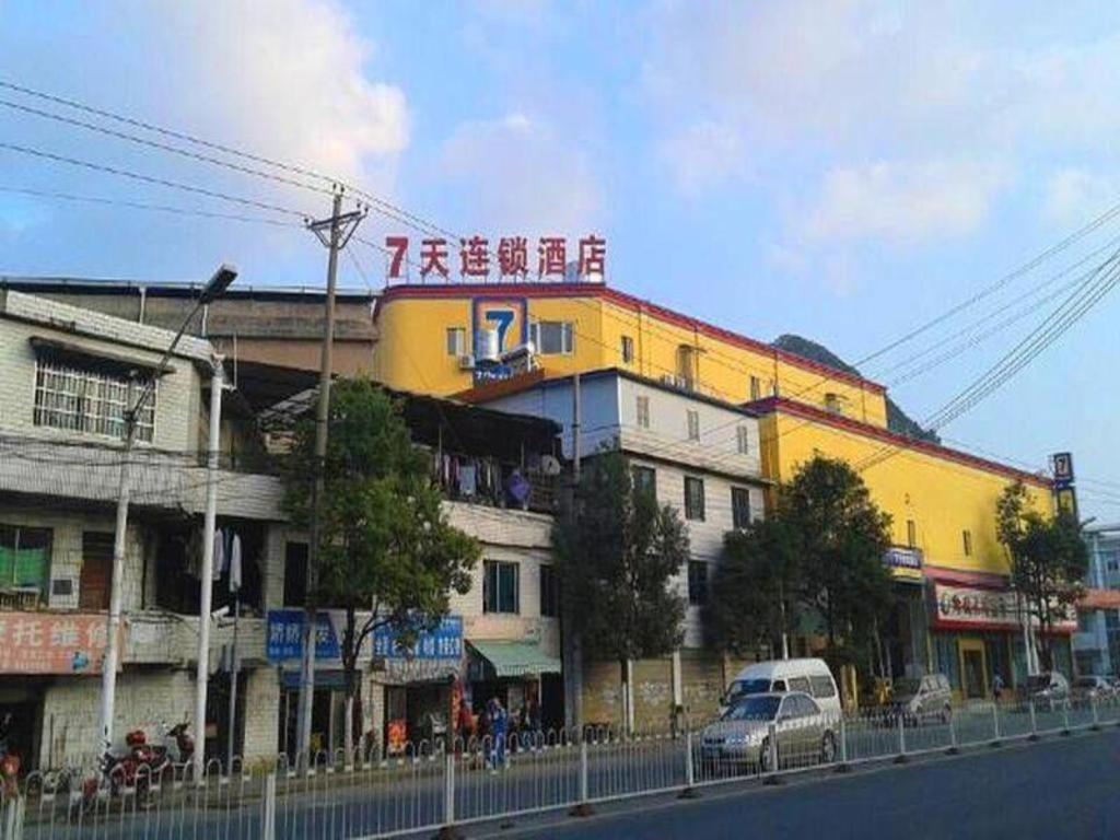 贵阳7 Days Inn Guiyang Ergezhai的街道边的黄色建筑