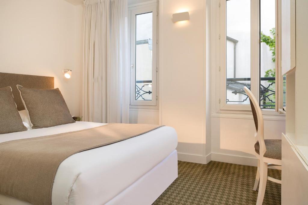巴黎米斯塔尔酒店的酒店客房设有一张床和两个窗户。