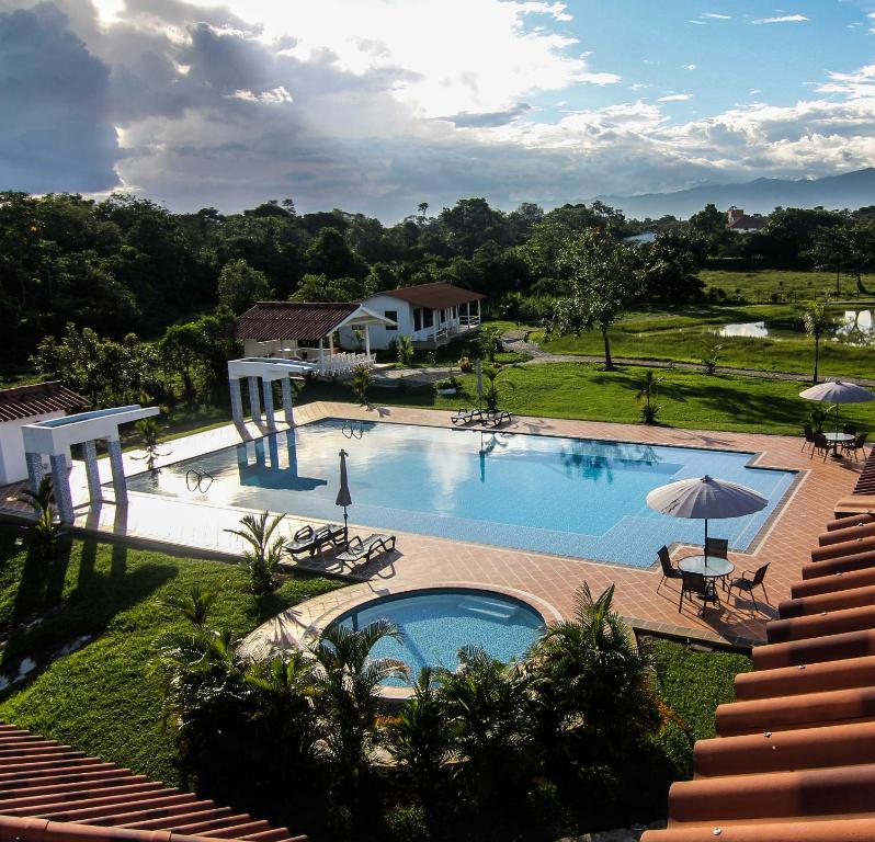 比亚维森西奥Hotel Mastranto的游泳池在房子里的形象