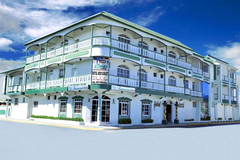 纳瓜西奈半岛酒店 的一座大型白色建筑,设有阳台