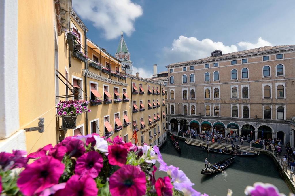 威尼斯阿尔伯高卡瓦乐图奥尔瑟罗公爵酒店的城市中运河与缆车的景色