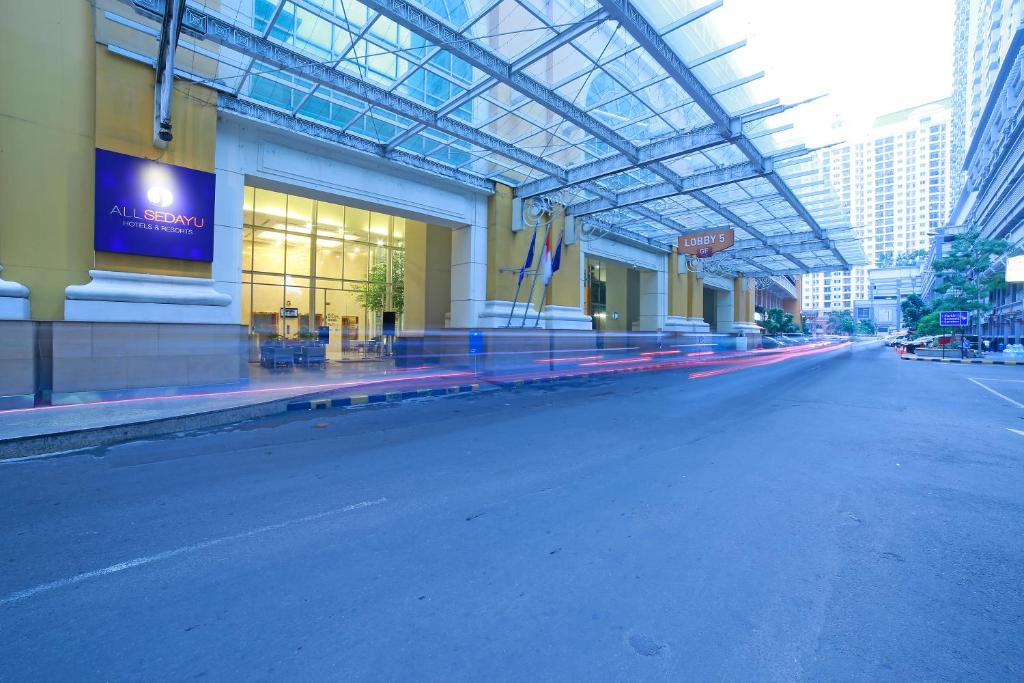 雅加达All Sedayu Hotel Kelapa Gading的大楼前空的街道