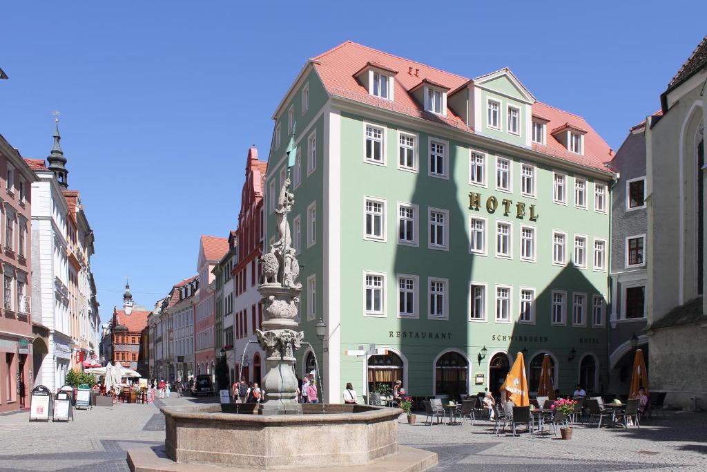 格尔利茨格尔利茨斯彻维伯格酒店的街道中间有喷泉的建筑物