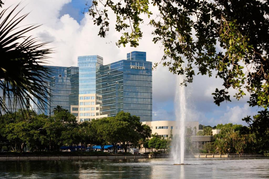 劳德代尔堡The Westin Fort Lauderdale的一座喷泉位于酒店前方,拥有一座建筑