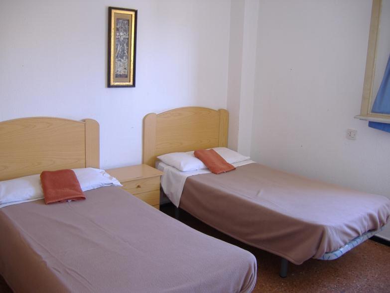 英格兰海滩Hostal Casa de Huéspedes San Fernando - Adults Only的配有两张床的客房