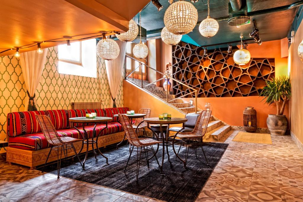 斯德哥尔摩索沃酒店的餐厅设有红色的沙发和桌椅