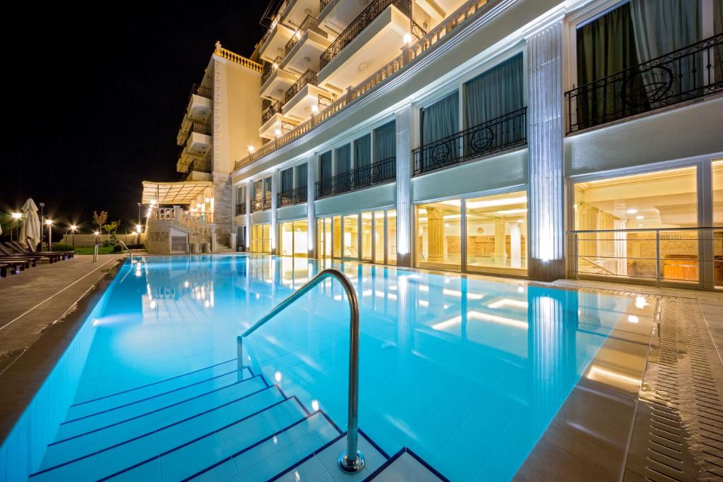 克兰内沃Therma Palace - Mineral Pool & SPA的一座游泳池,在晚上在建筑物前