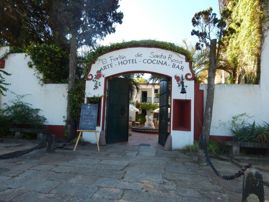亚特兰蒂斯达Fortin de Santa Rosa的门上标有标志的建筑物入口
