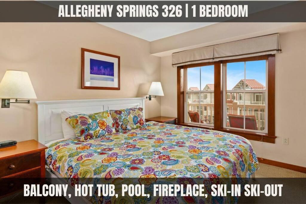 斯诺肖Allegheny Spring 326, ski in out, Pool HotTub的一间卧室设有一张床和一个大窗户