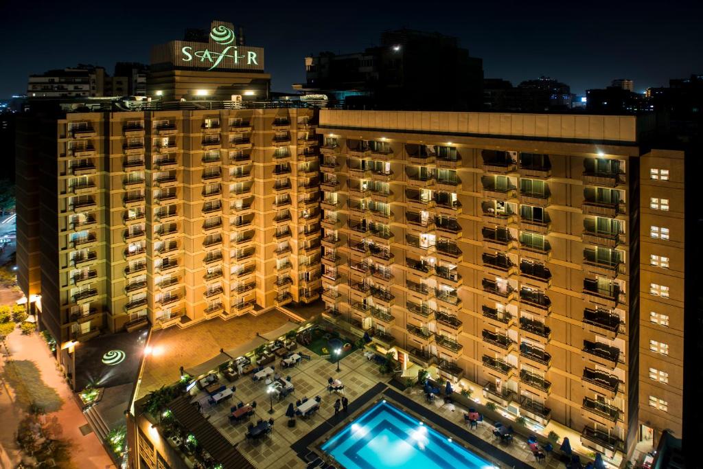 开罗开罗萨佛酒店的晚上酒店享有空中景色
