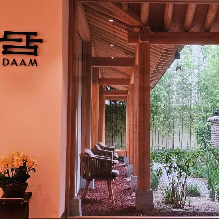 Hanok Hotel DAAM Seoul外面的花园
