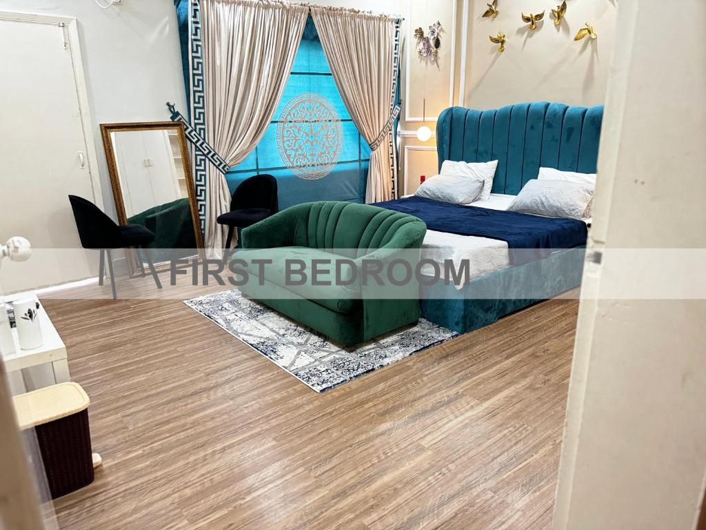 伊斯兰堡Threee Bed, Two Bed, One Bed F6 Luxury Apartments的一间卧室配有一张床、一张沙发和一张桌子