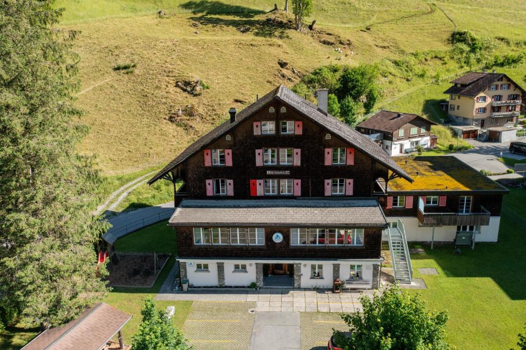 英格堡Engelberg Youth Hostel的享有大型棕色房屋的空中景致