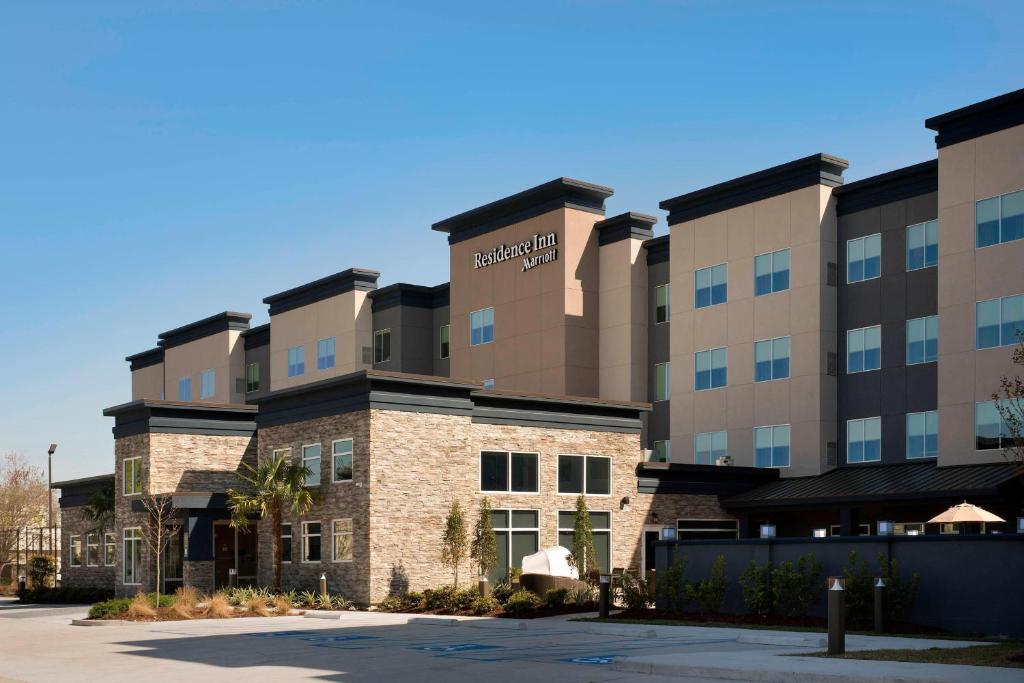 萨克拉门托Residence Inn by Marriott Sacramento Northeast/Cal Expo的酒店前方的 ⁇ 染