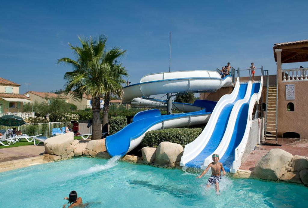 维多邦多美恩勒克洛斯奥里维斯假日公园的两人在带水滑梯的游泳池