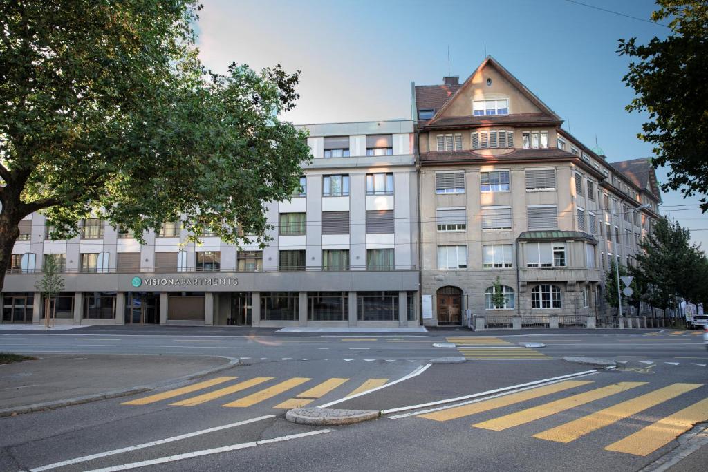 圣加仑VISIONAPARTMENTS St Gallen Rorschacherstrasse的一条有人行道的街道上的建筑