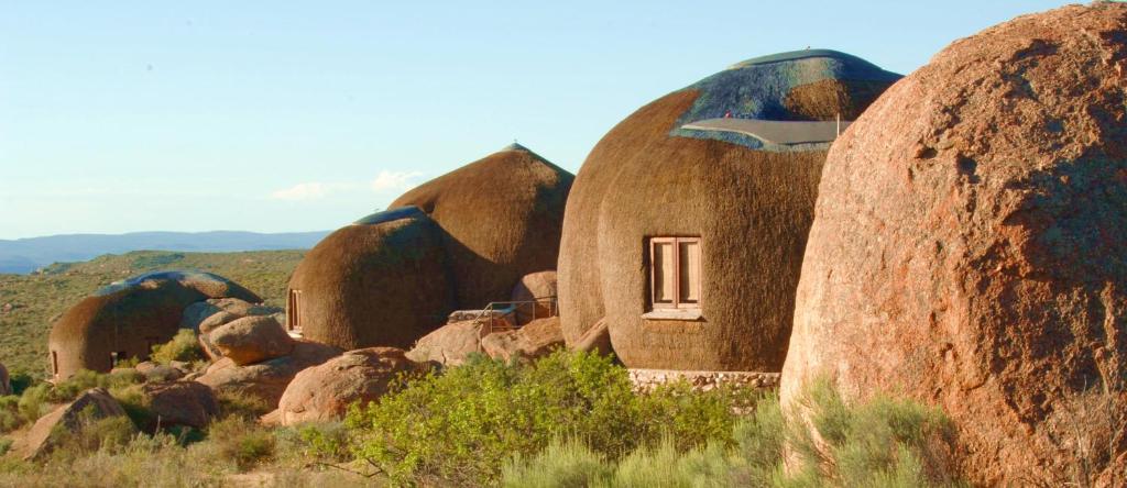 Goop纳瑞斯那马夸度假酒店的沙漠中的一群圆顶房屋