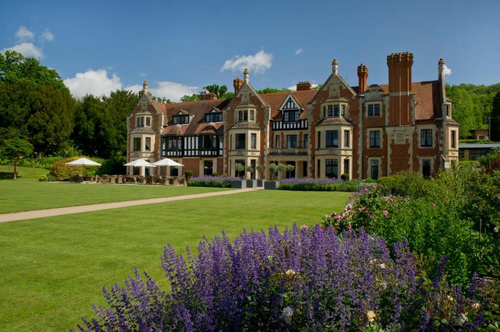 伊夫舍姆伍德诺顿酒店的大房子,带草坪和紫色的鲜花