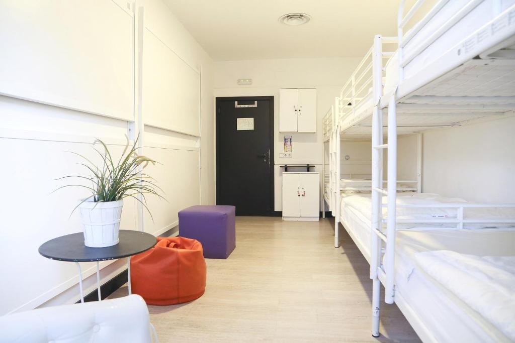 马德里聚点旅馆的宿舍间设有两张双层床和一张桌子。