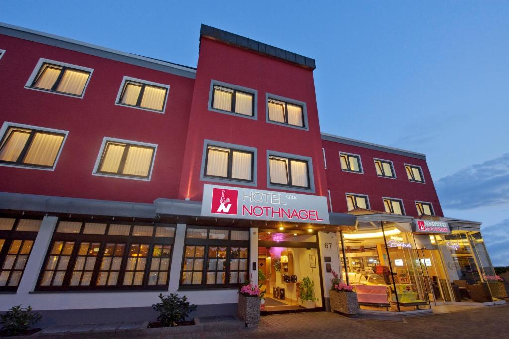 格里斯海姆诺斯德杰尔咖啡馆酒店的前面有一间商店的红色建筑