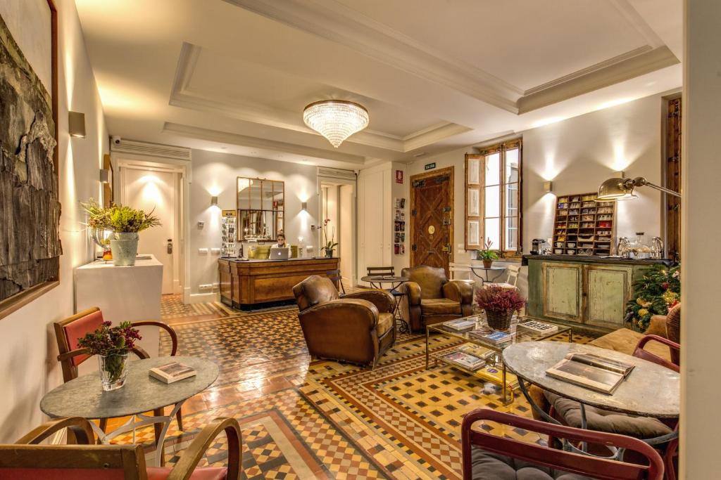 巴塞罗那巴塞罗那吾是维精品酒店的带沙发和桌椅的客厅