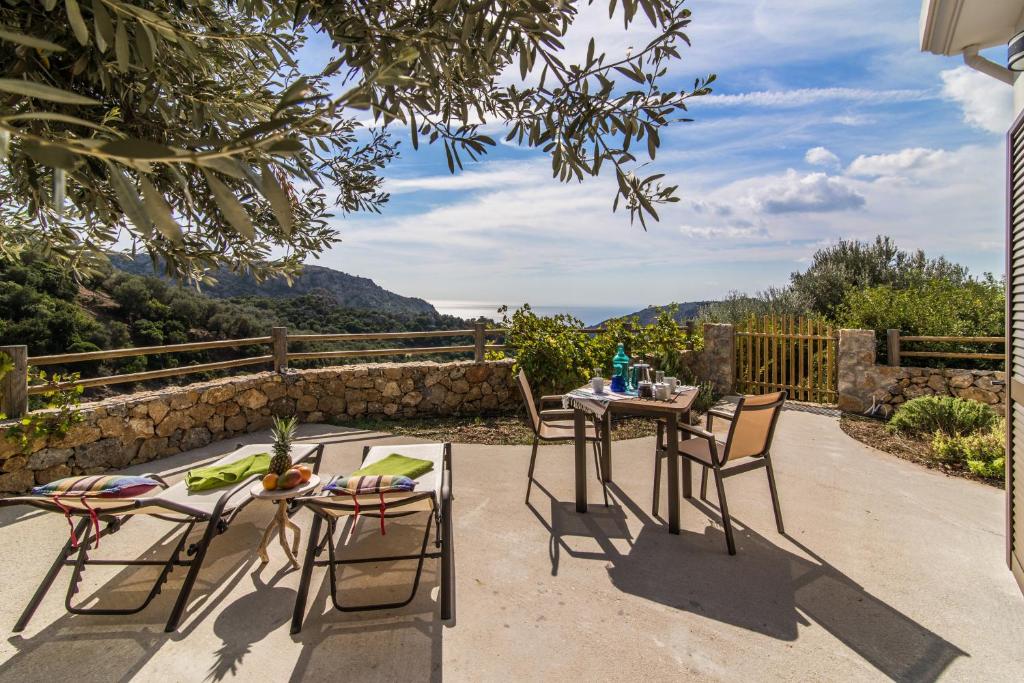 帕琉乔拉Christos Place-Anidri的享有美景,设有带桌椅的庭院。