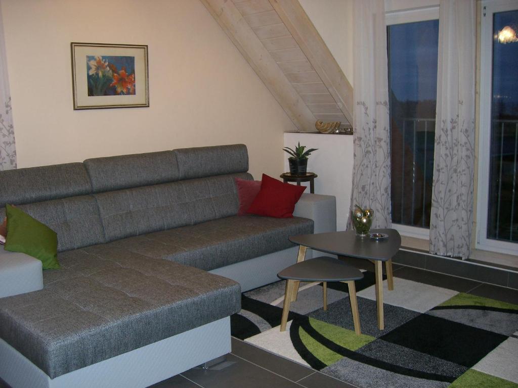 Usedom Town哈弗边纱架庭院公寓的客厅配有沙发和桌子