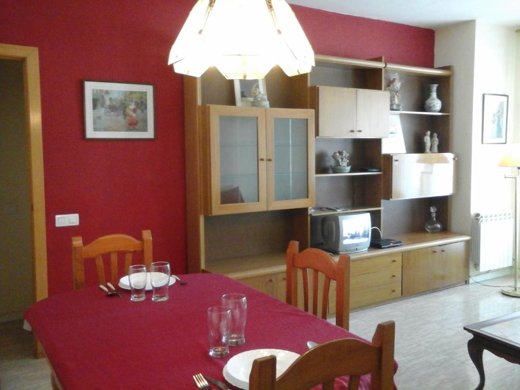 略夫雷加特河畔奥斯皮塔莱特费拉公寓的一间带桌子的用餐室和一间厨房